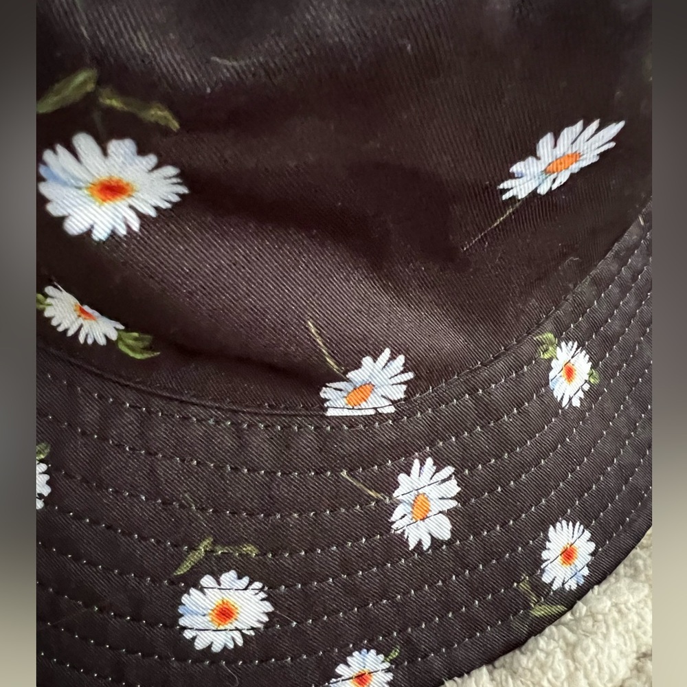 alice + olivia Daisy Reversible Sun Bucket Hat, NWOT, Black Daisy/White - Picture 5 of 14